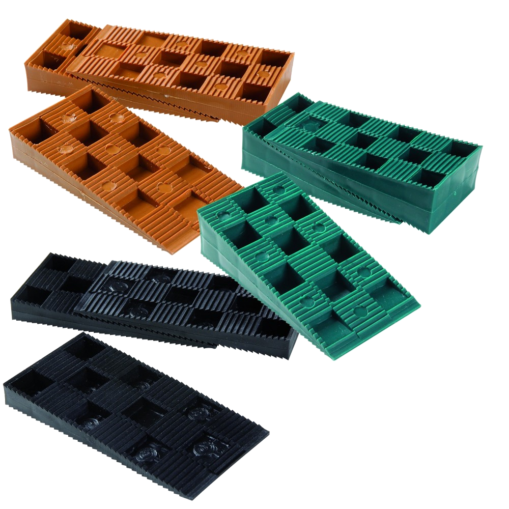 Jeu de 3 cales plastiques empilables marron, vert et noir avec surface rainurée et évidements rectangulaires, posées sur fond blanc.